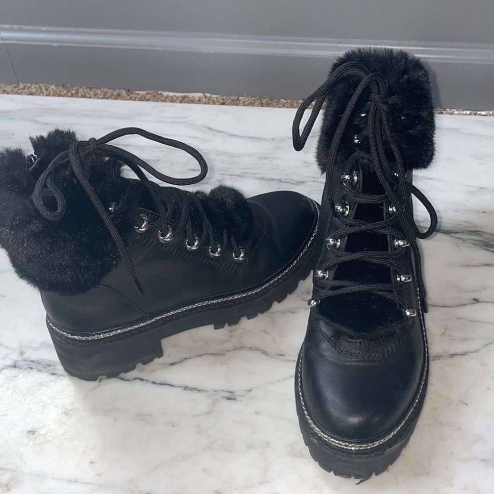 Aqua by Bloomingdales size 6 fur trim chain trim boots